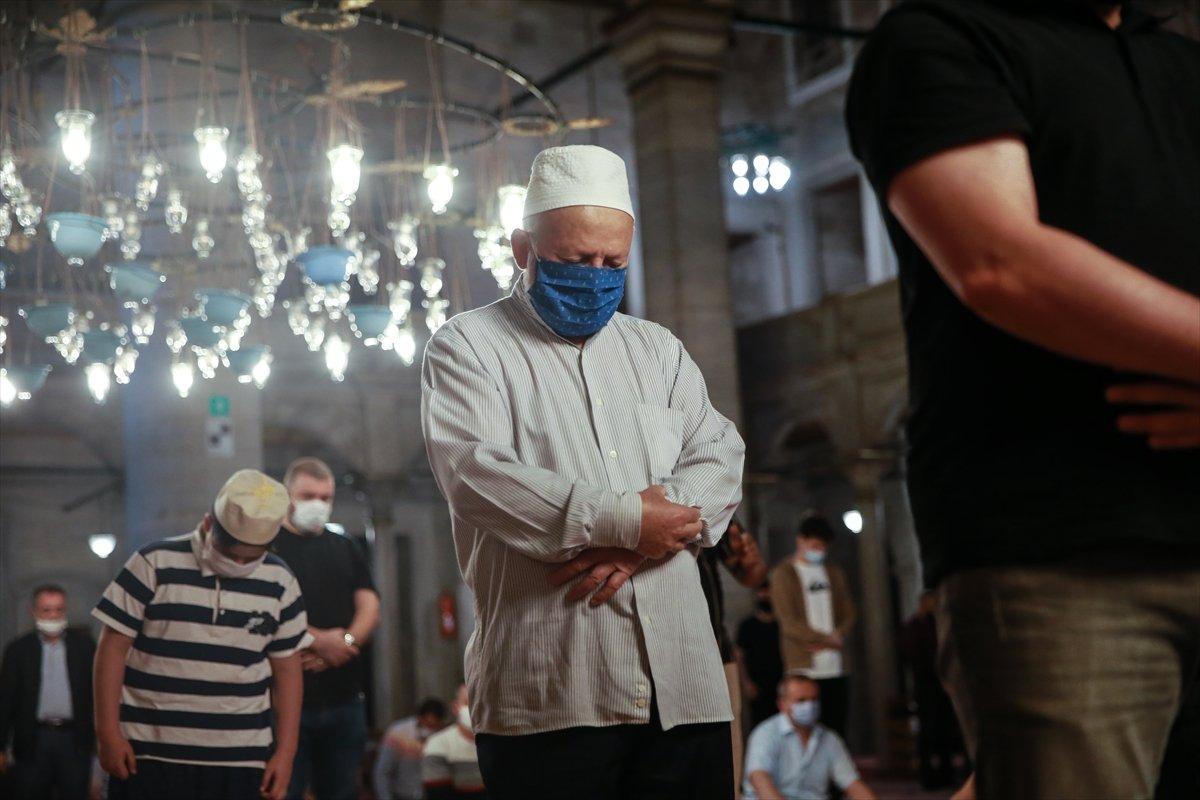 İstanbul'da yeniden cemaatle sabah namazı