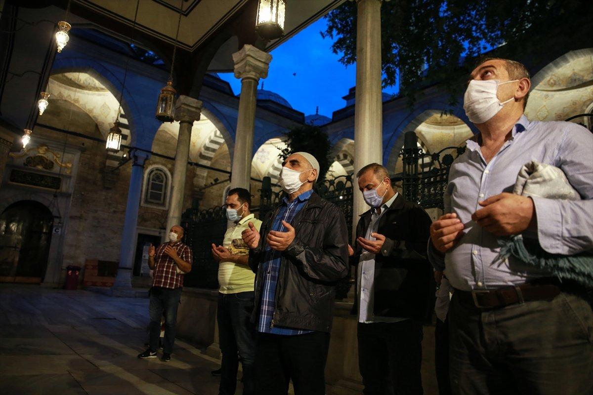 İstanbul'da yeniden cemaatle sabah namazı