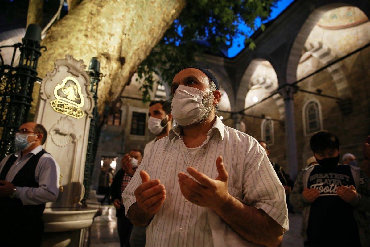 İstanbul'da yeniden cemaatle sabah namazı