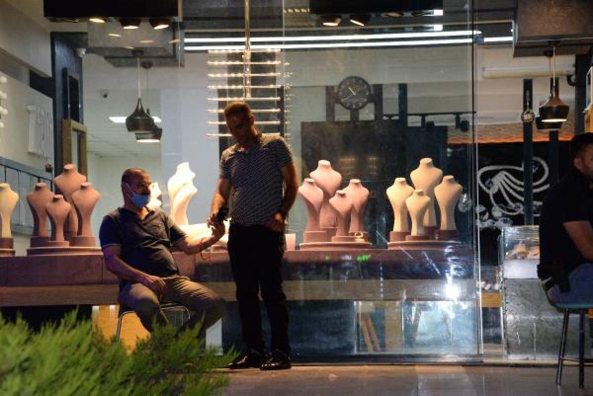 Adana'da, vurgunla suçlanan kuyumculardan biri tutuklandı