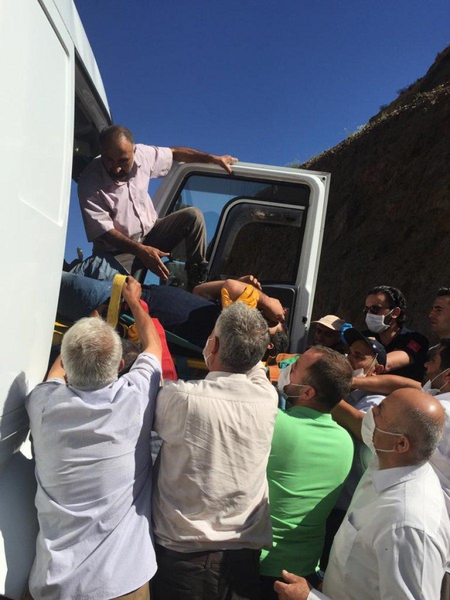 Hakkari'de askeri araçla tır çarpıştı: 1 yaralı