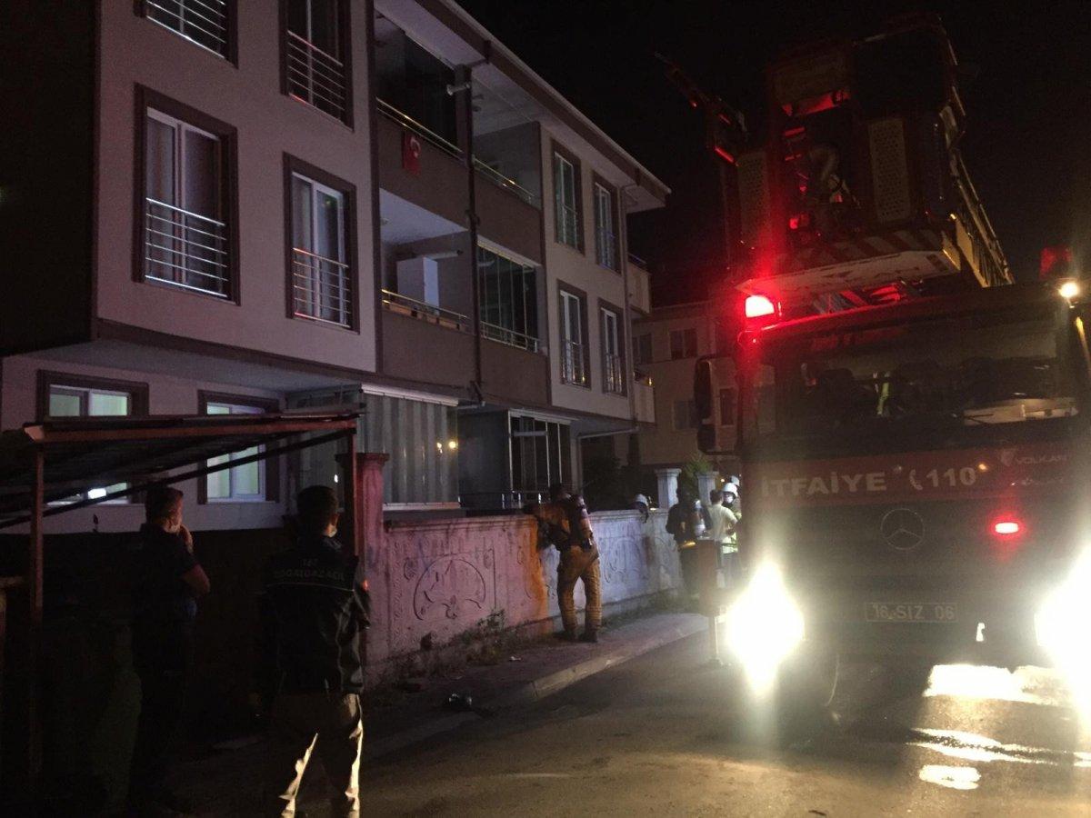 Bursa'da çıkan yangında sosyal mesafeye uymadılar