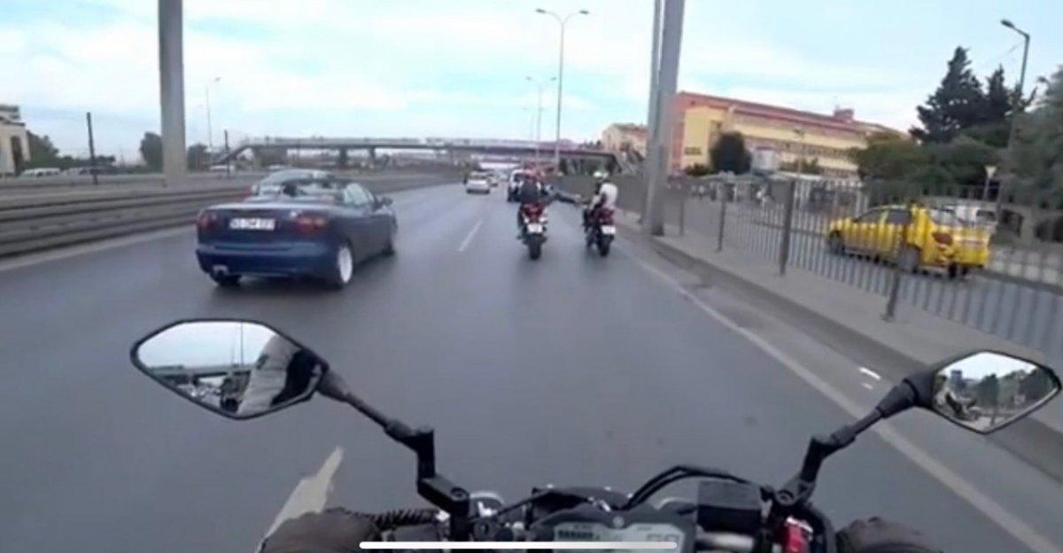 Trafikte dans edip, yumruk atan magandalar