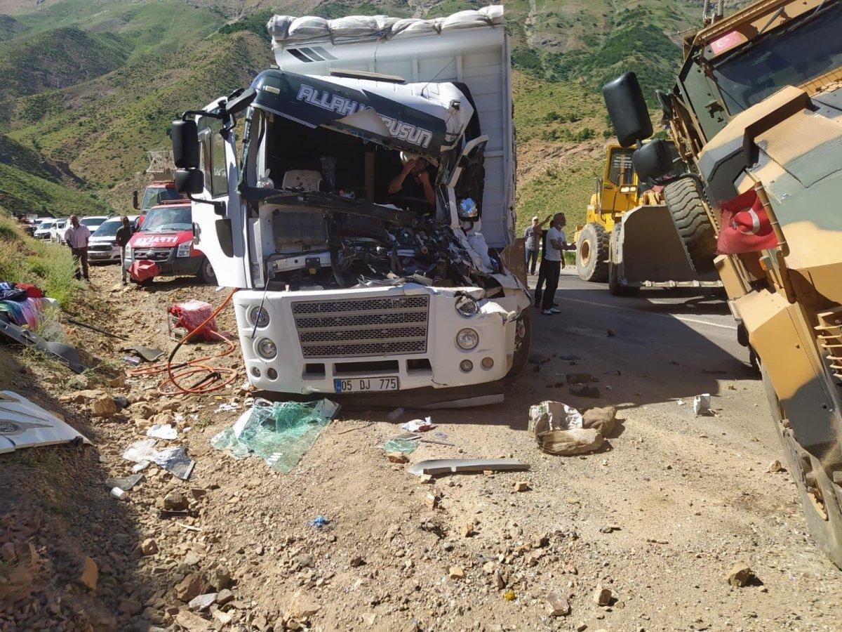 Hakkari'de askeri araçla tır çarpıştı: 1 yaralı