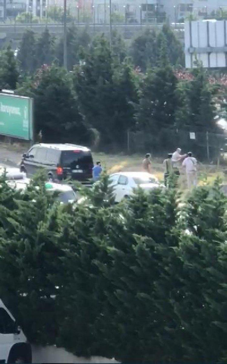 Esenler'de yol kenarında bekleyen kişiyi dövdüler