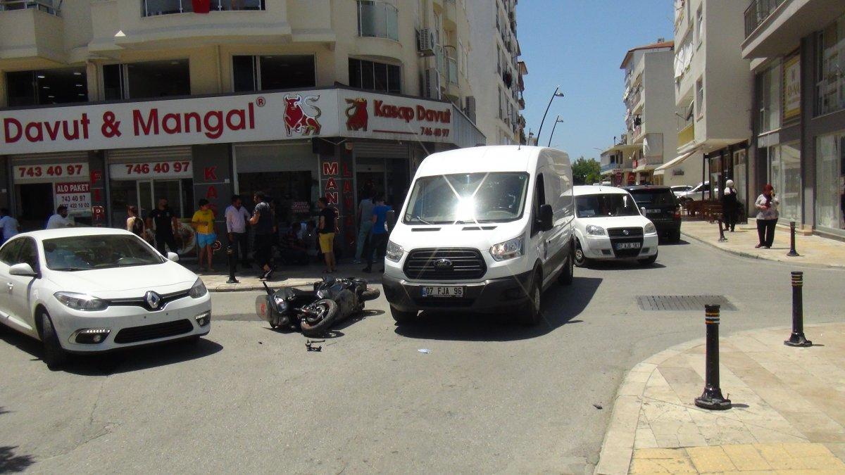 Antalya'da kaza yapan baba ve kızı yaralandı