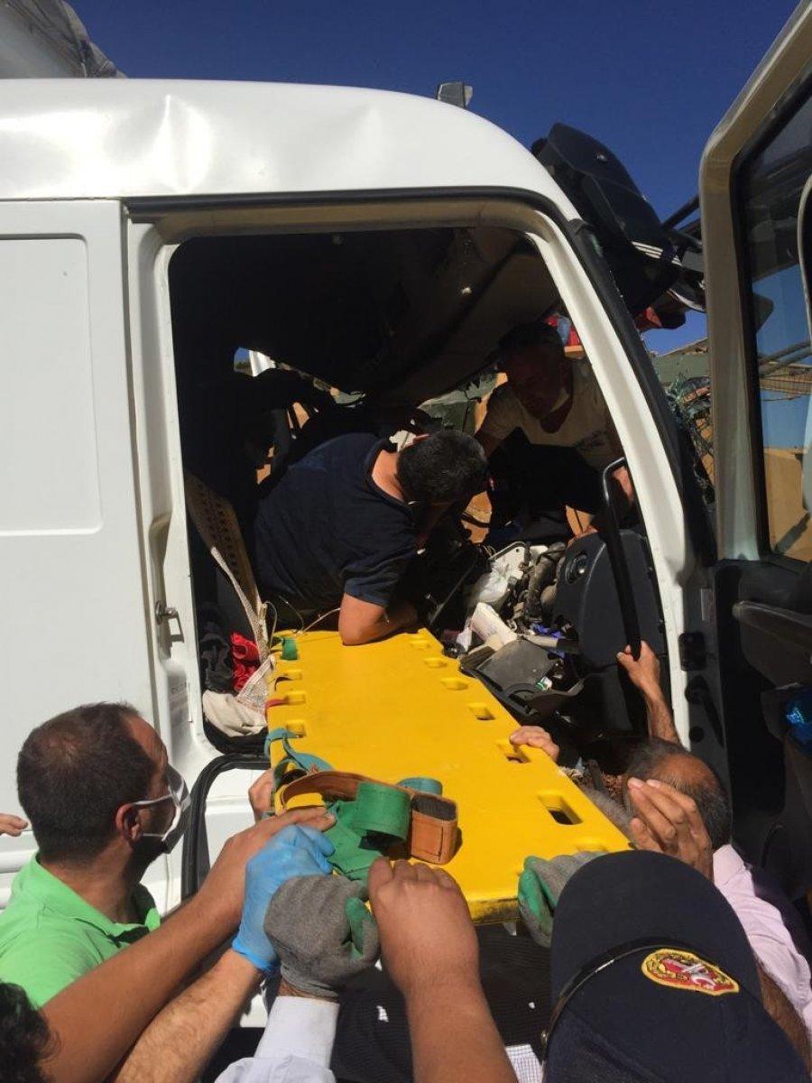 Hakkari'de askeri araçla tır çarpıştı: 1 yaralı