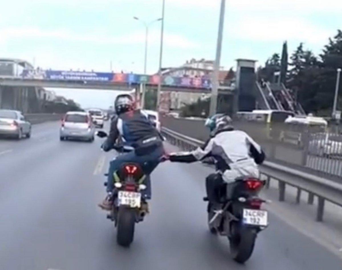 Trafikte dans edip, yumruk atan magandalar