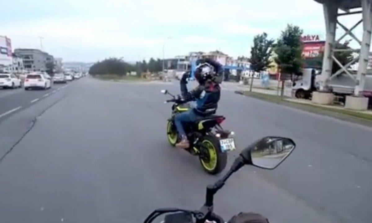 Trafikte dans edip, yumruk atan magandalar