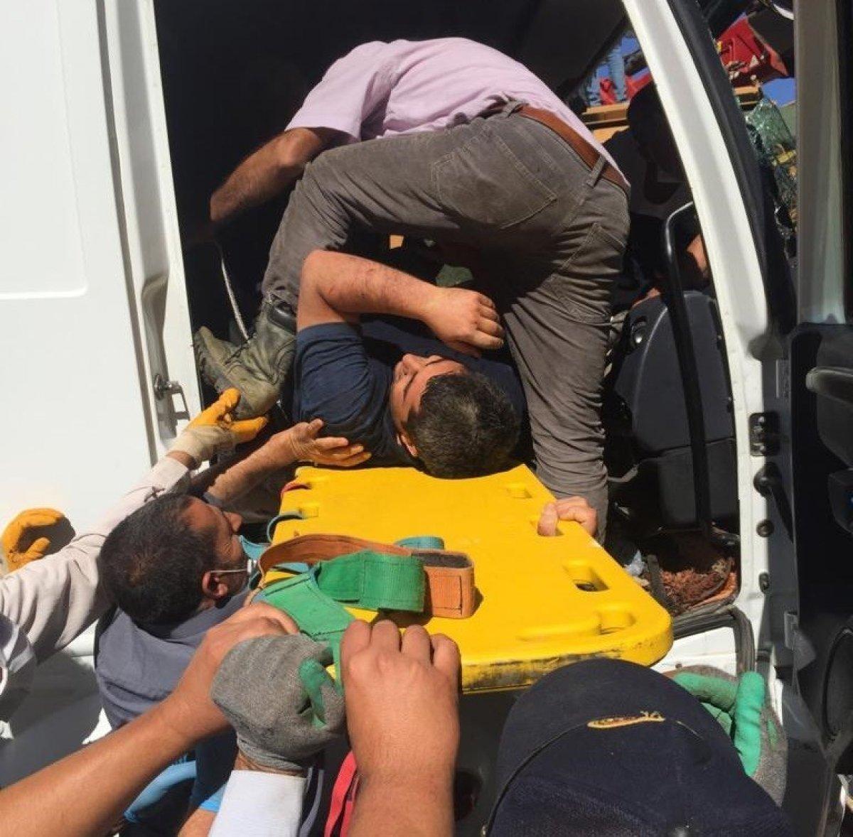 Hakkari'de askeri araçla tır çarpıştı: 1 yaralı