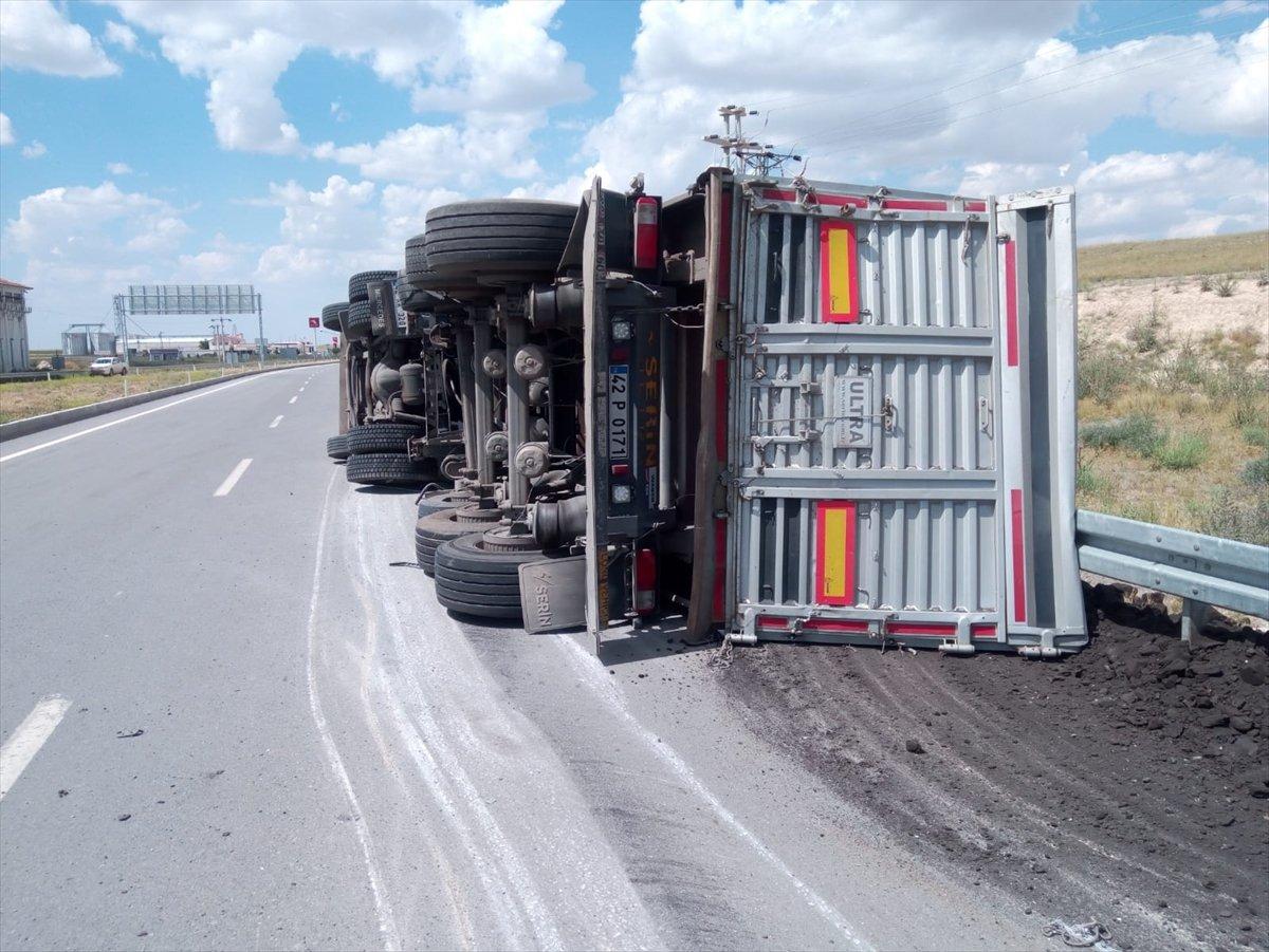 Konya'da minibüs ile tır çarpıştı: 7 ölü