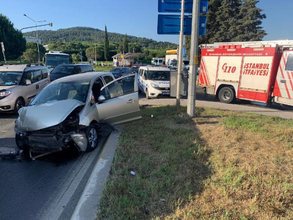 Tuzla'da minibüs ile otomobil çarpıştı: 4 yaralı