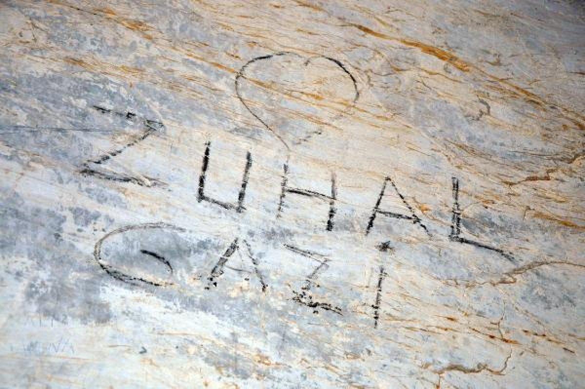 Yalan Dünya Mağarası'nın duvarlarına çizik attılar