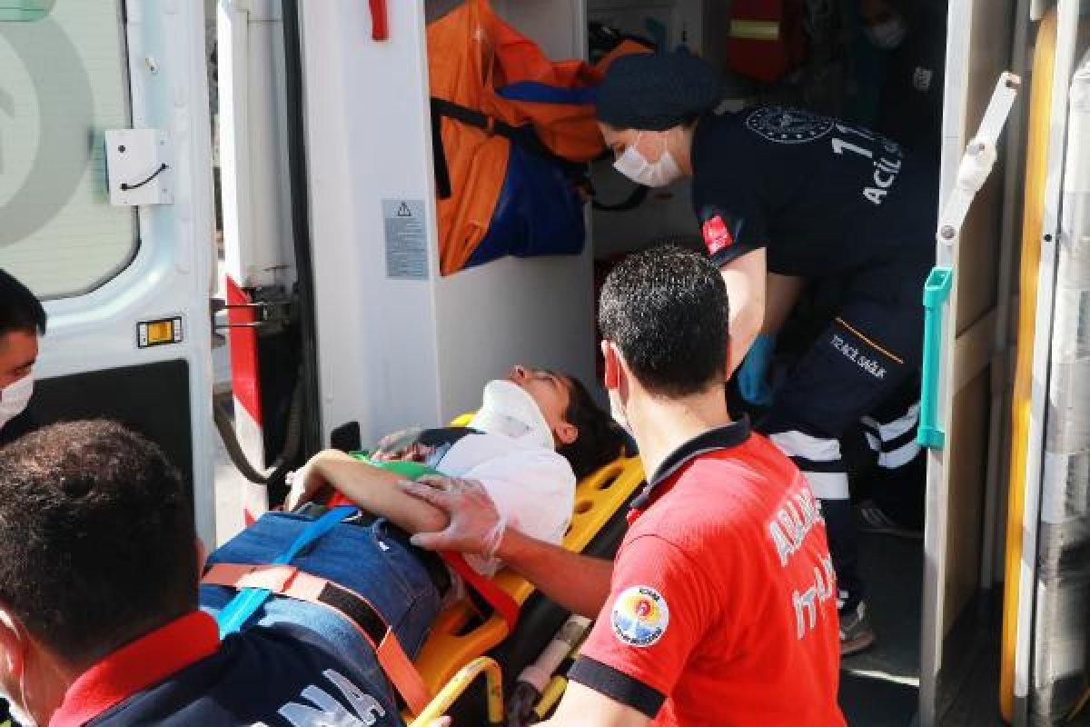 Adana'da sınava yetişmeye çalışırken kaza geçirdiler