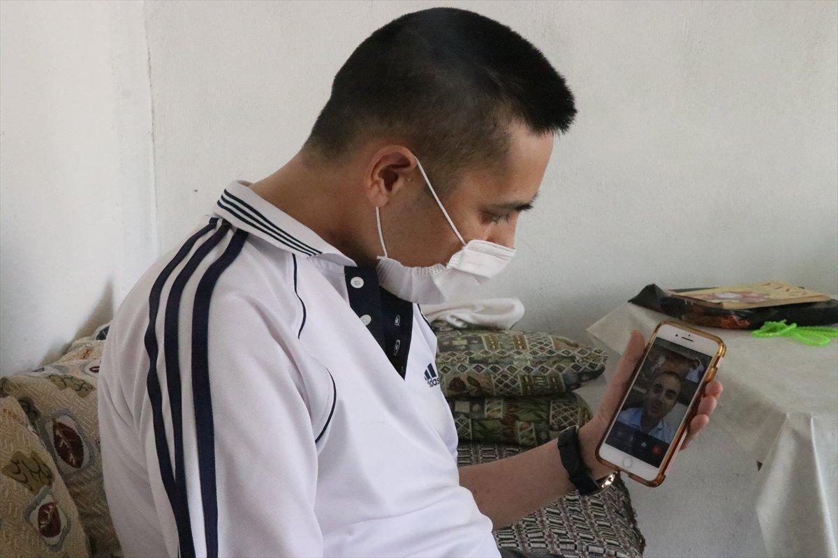 İzmir'de koronadan kurtulan genç, yaşıtlarını uyardı