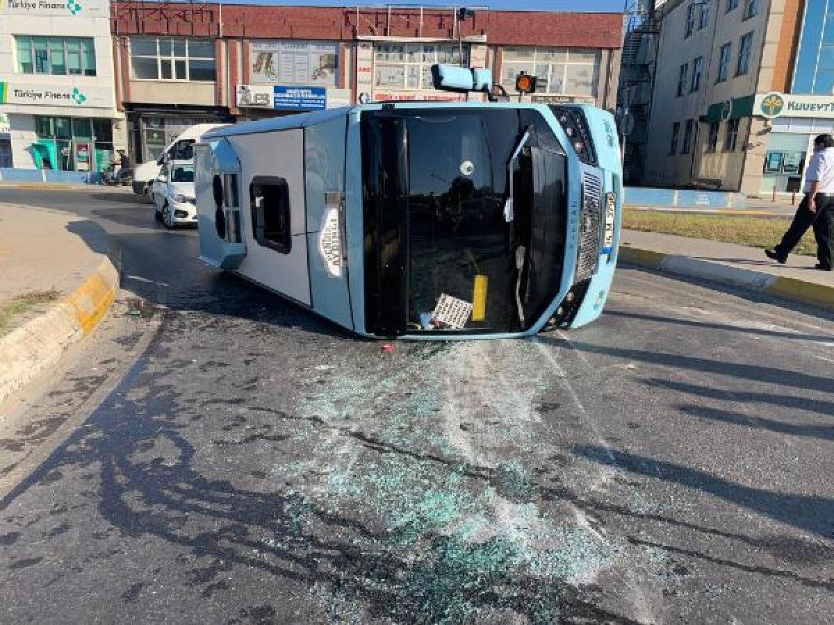 Tuzla'da minibüs ile otomobil çarpıştı: 4 yaralı