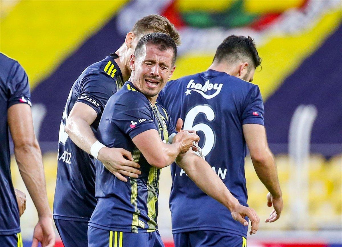 Emre Belözoğlu, galibiyetin ardından ağladı