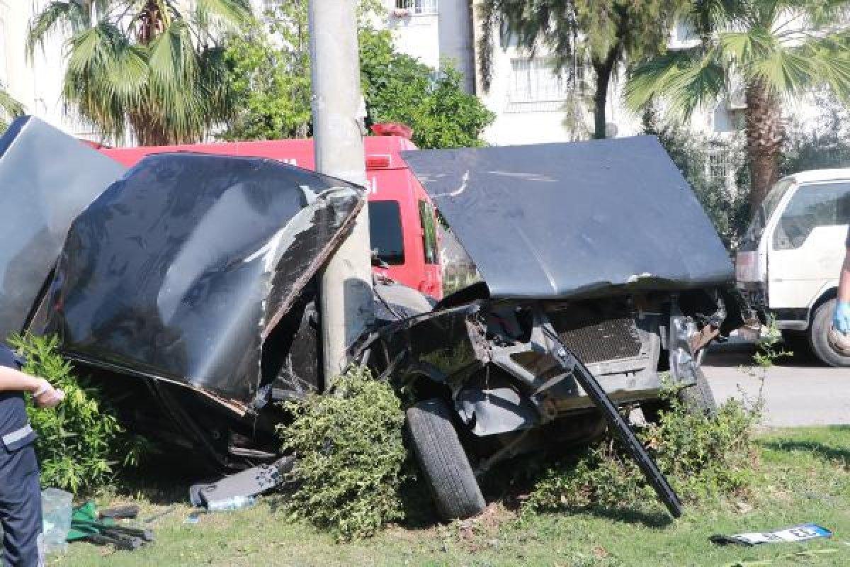 Adana'da sınava yetişmeye çalışırken kaza geçirdiler