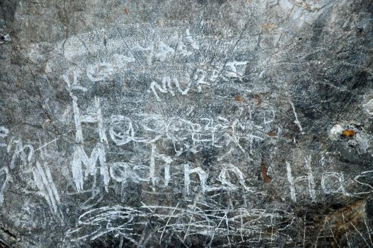 Yalan Dünya Mağarası'nın duvarlarına çizik attılar