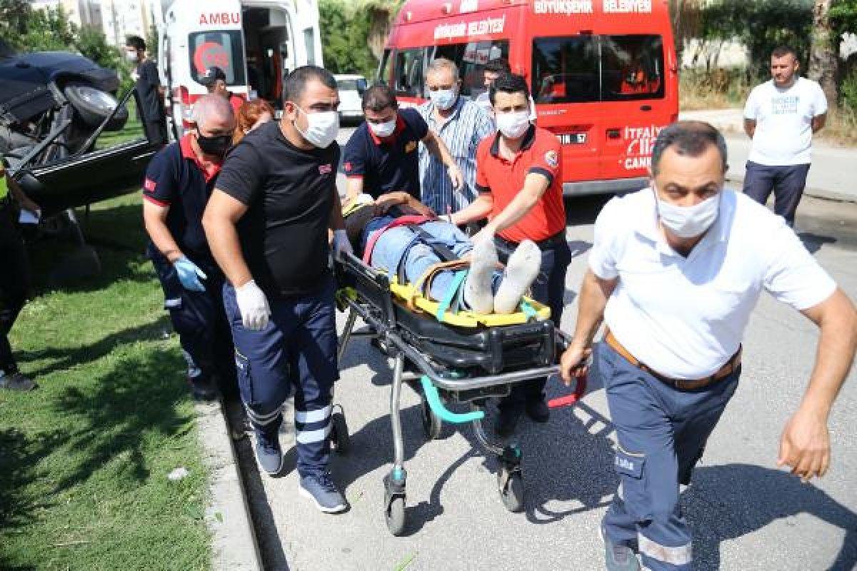 Adana'da sınava yetişmeye çalışırken kaza geçirdiler