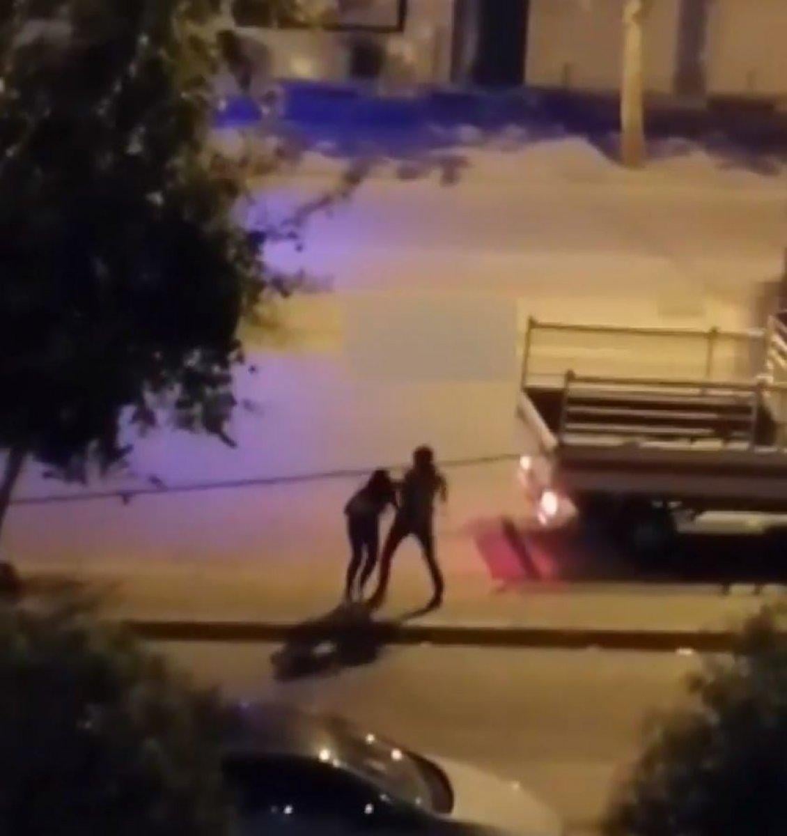 İzmir'de sokak ortasında genç kızı yumrukladı