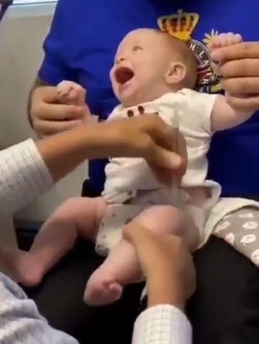 İğne öncesinde bebeğin dikkatini dağıtmayı başaran doktor