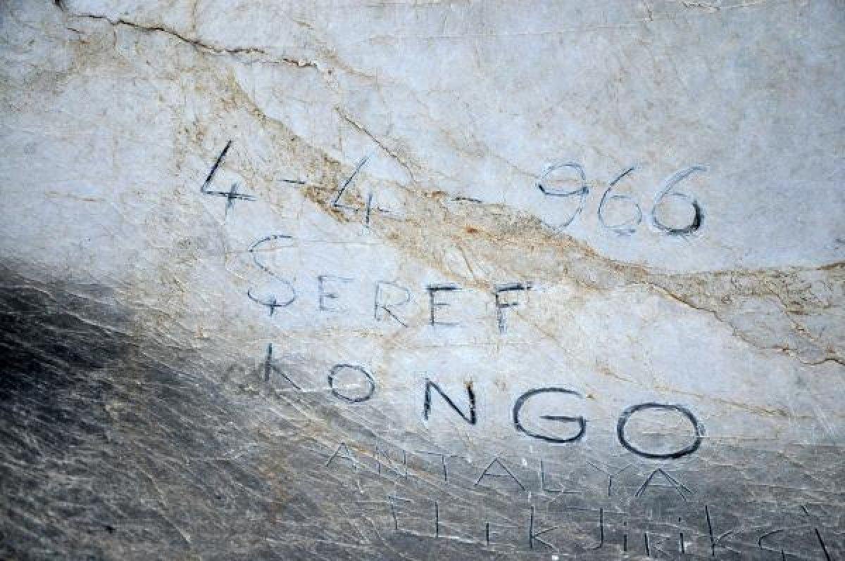 Yalan Dünya Mağarası'nın duvarlarına çizik attılar