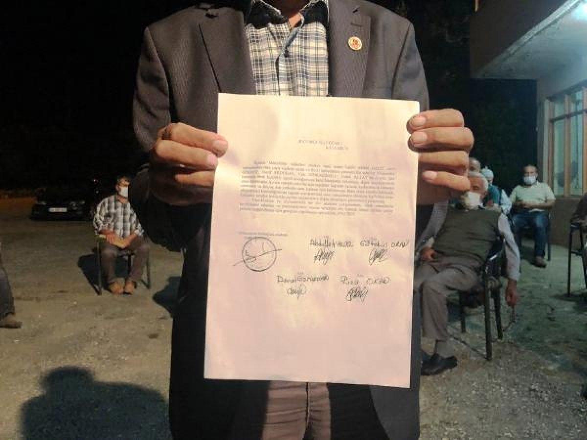 Sakarya'da imama kızıp, namazı kıraathane önünde kıldılar