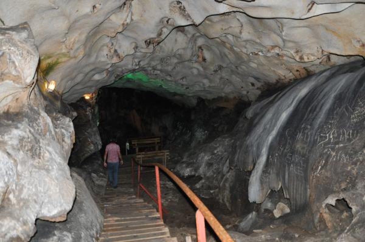 Yalan Dünya Mağarası'nın duvarlarına çizik attılar