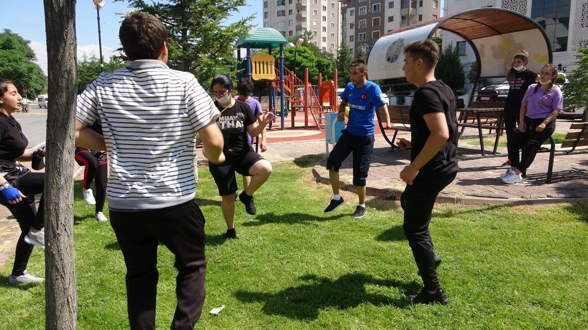 Kayseri'de yaşamaz dedikleri bebek 23 yaşına geldi