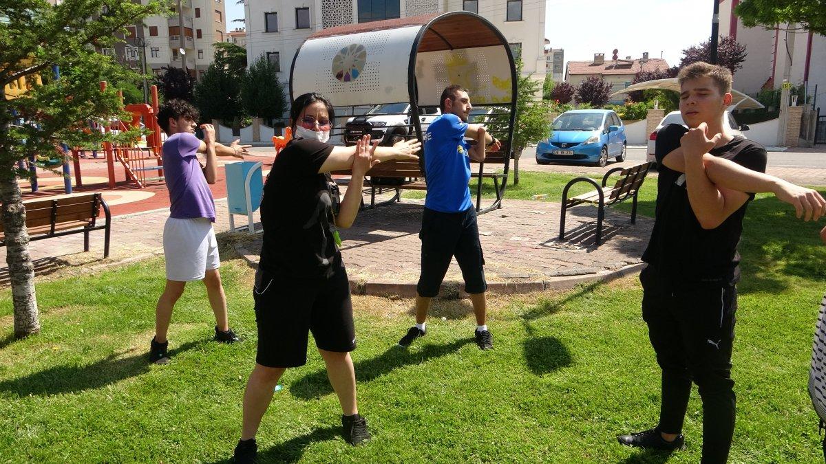 Kayseri'de yaşamaz dedikleri bebek 23 yaşına geldi