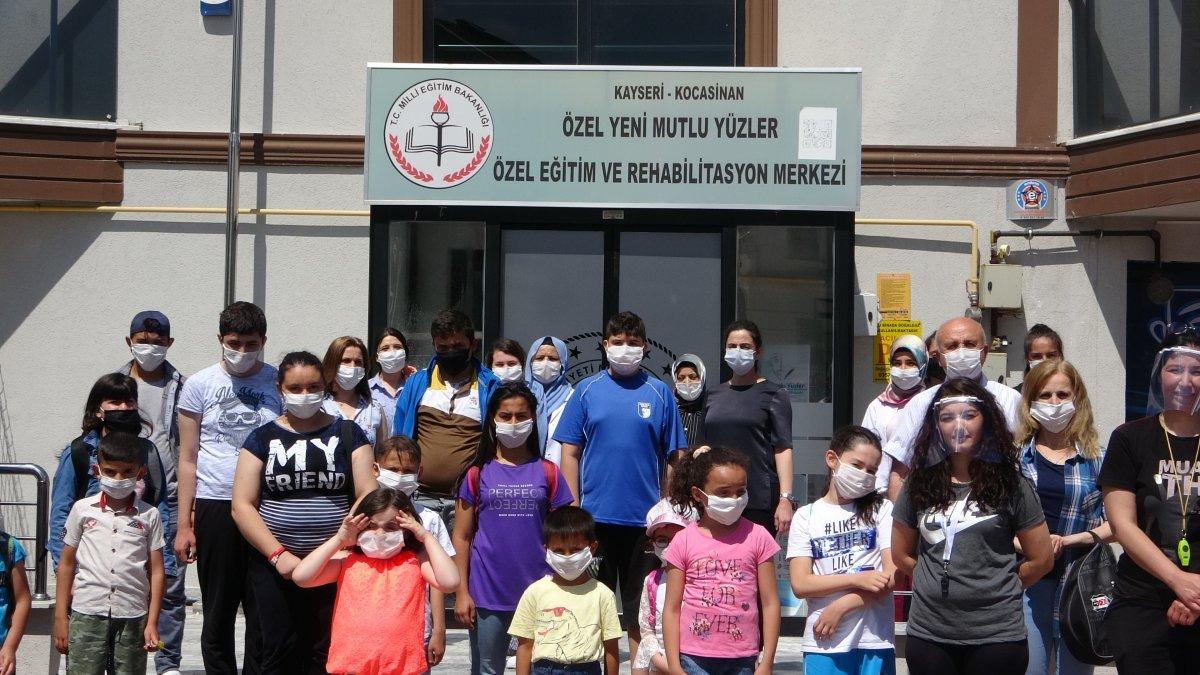 Kayseri'de yaşamaz dedikleri bebek 23 yaşına geldi