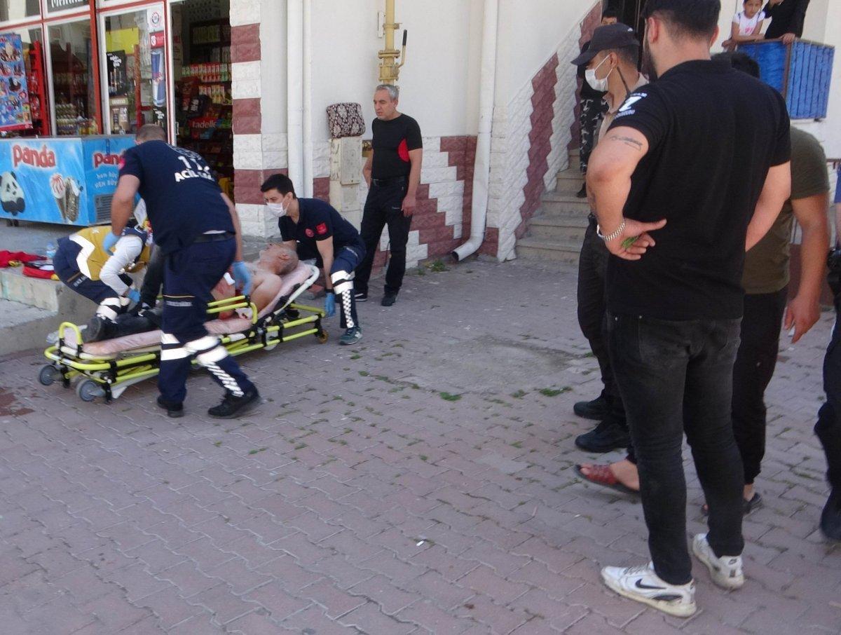 Kayseri'de, kıskandığı kadını bıçakladı