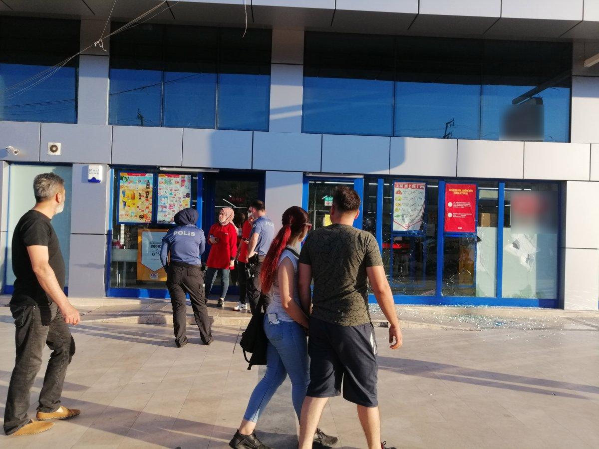 Kocaeli'de bir vatandaş marketin camlarını kırdı