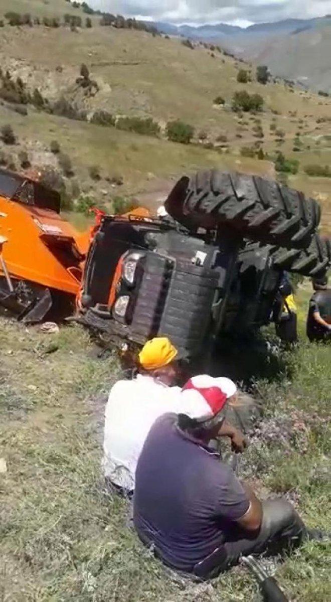 Erzurum'da traktör ile balya makinesi arasında kaldı