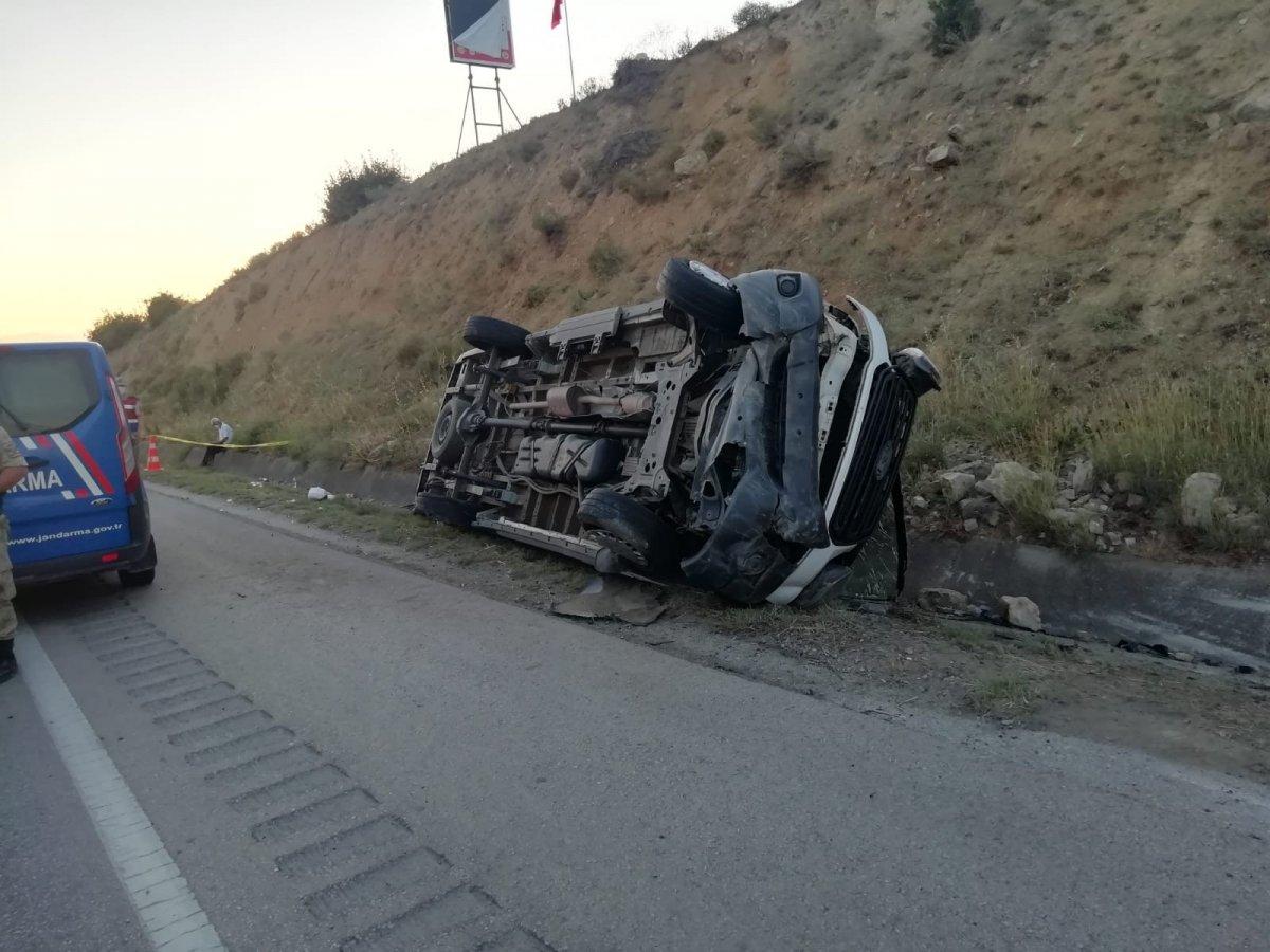 Tokat'ta lastiği patlayan minibüs yan yattı: 16 yaralı