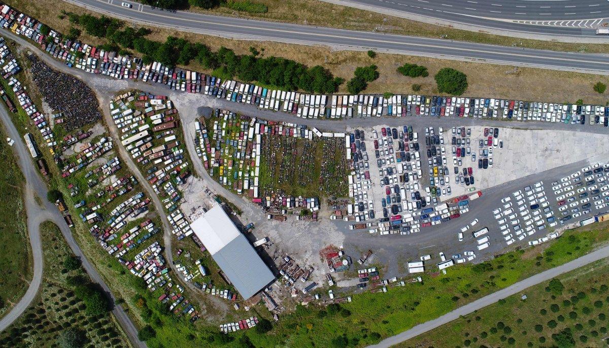 Servet değerindeki otomobiller otoparkta çürüyor