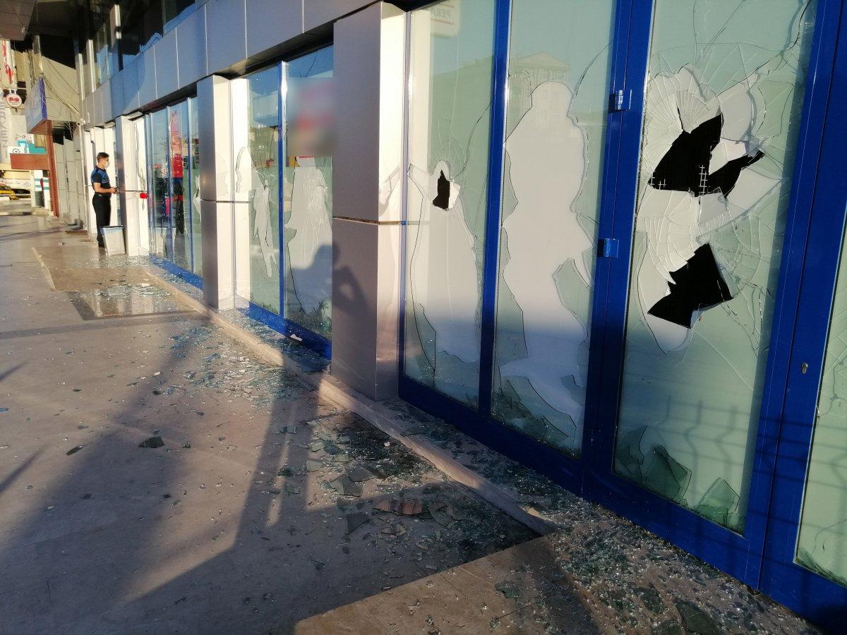 Kocaeli'de bir vatandaş marketin camlarını kırdı