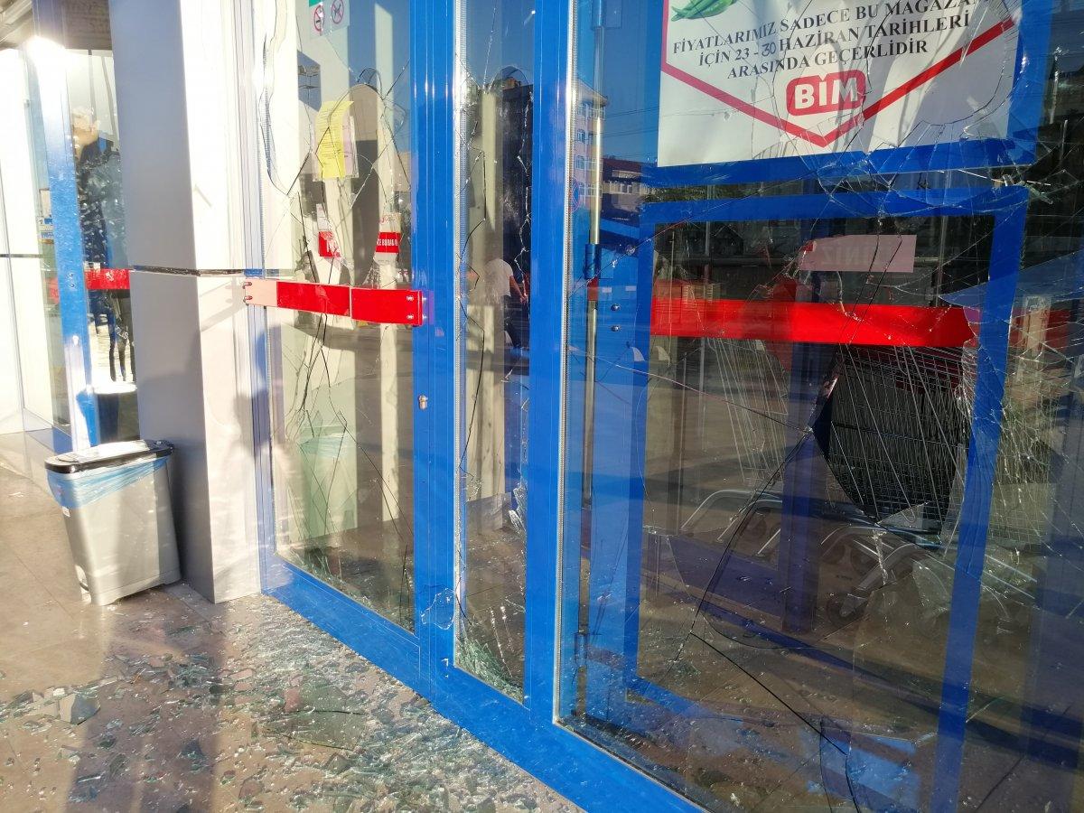 Kocaeli'de bir vatandaş marketin camlarını kırdı