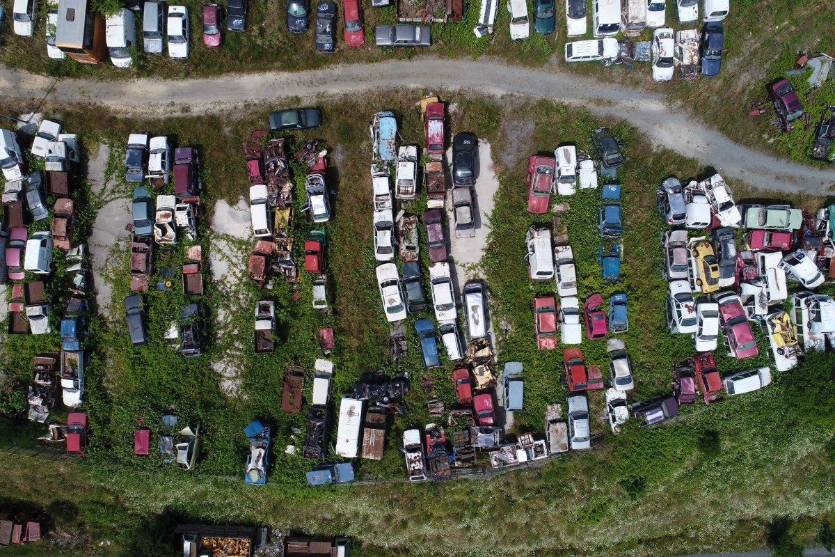 Servet değerindeki otomobiller otoparkta çürüyor