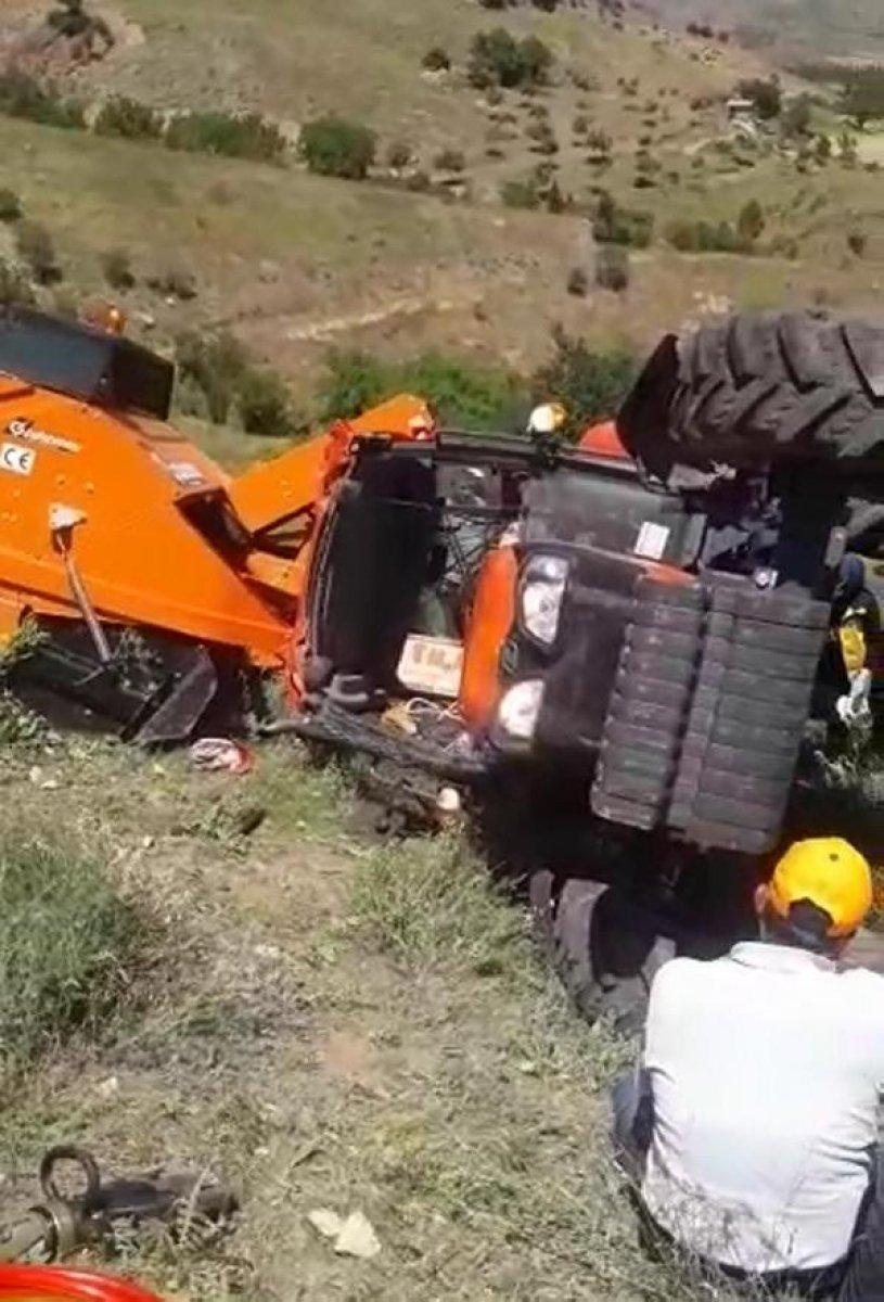 Erzurum'da traktör ile balya makinesi arasında kaldı