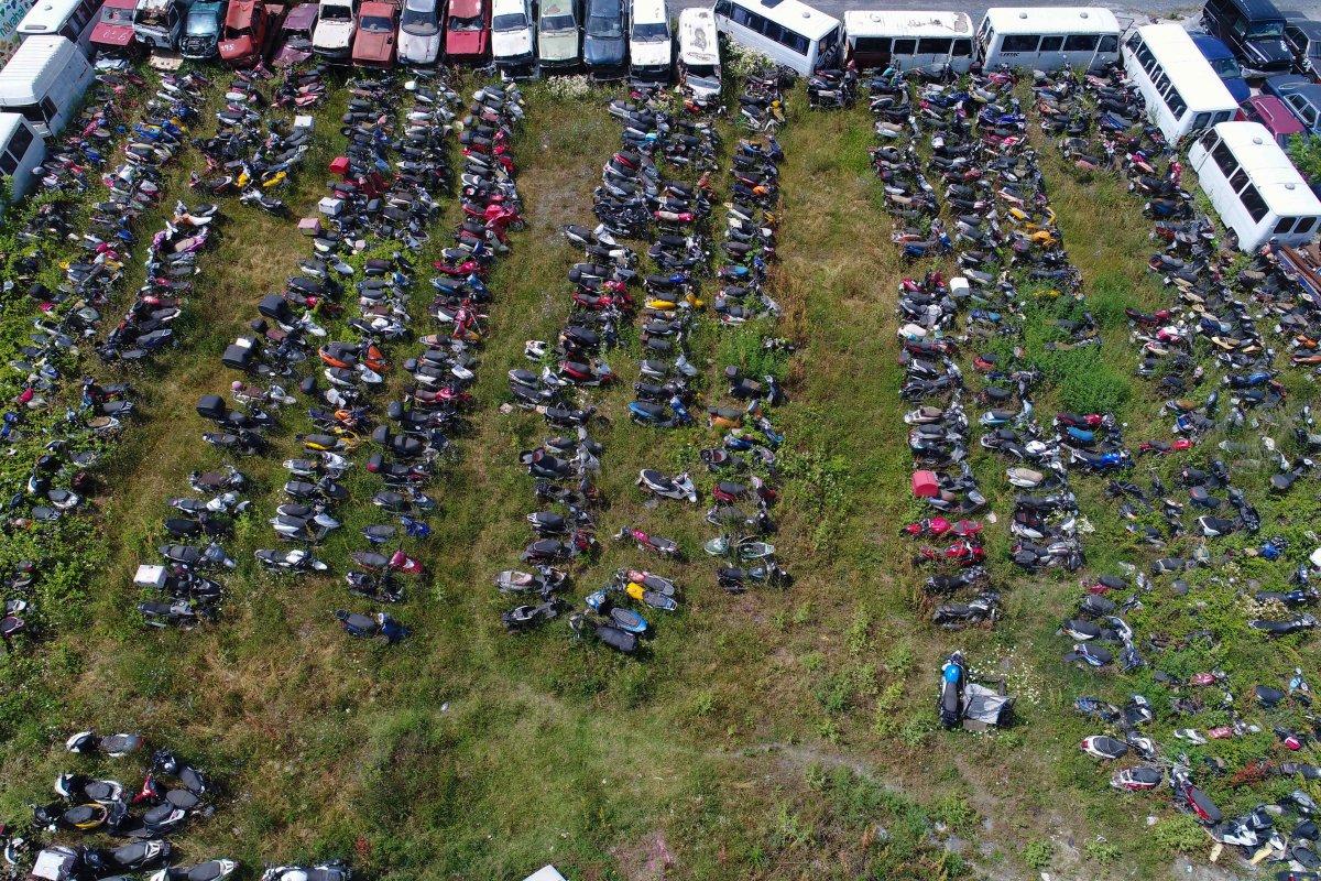 Servet değerindeki otomobiller otoparkta çürüyor