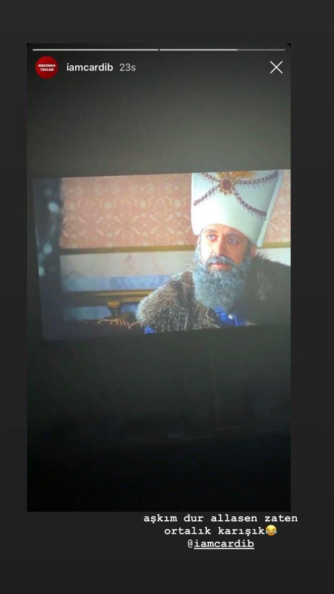 Bergüzar Korel'den Cardi B'ye gönderme