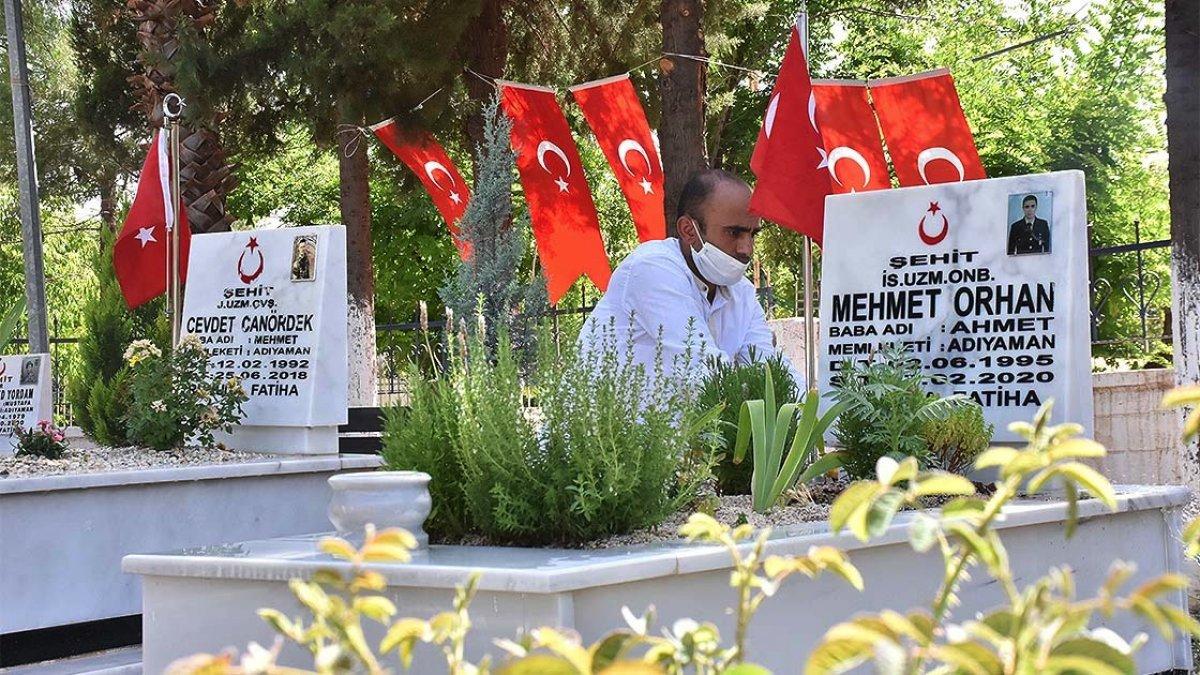 Dedesinin anısına şehitliğin gönüllü bakıcısı oldu