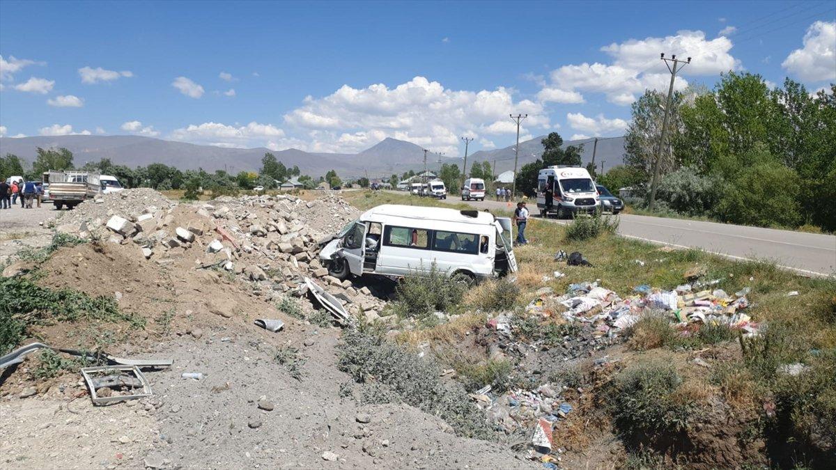Van'da yolcu minibüsü devrildi: 14 yaralı