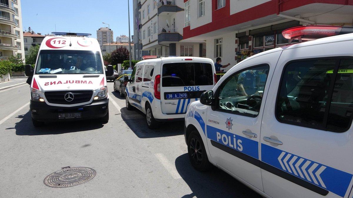 Kayseri'de, kıskandığı kadını bıçakladı