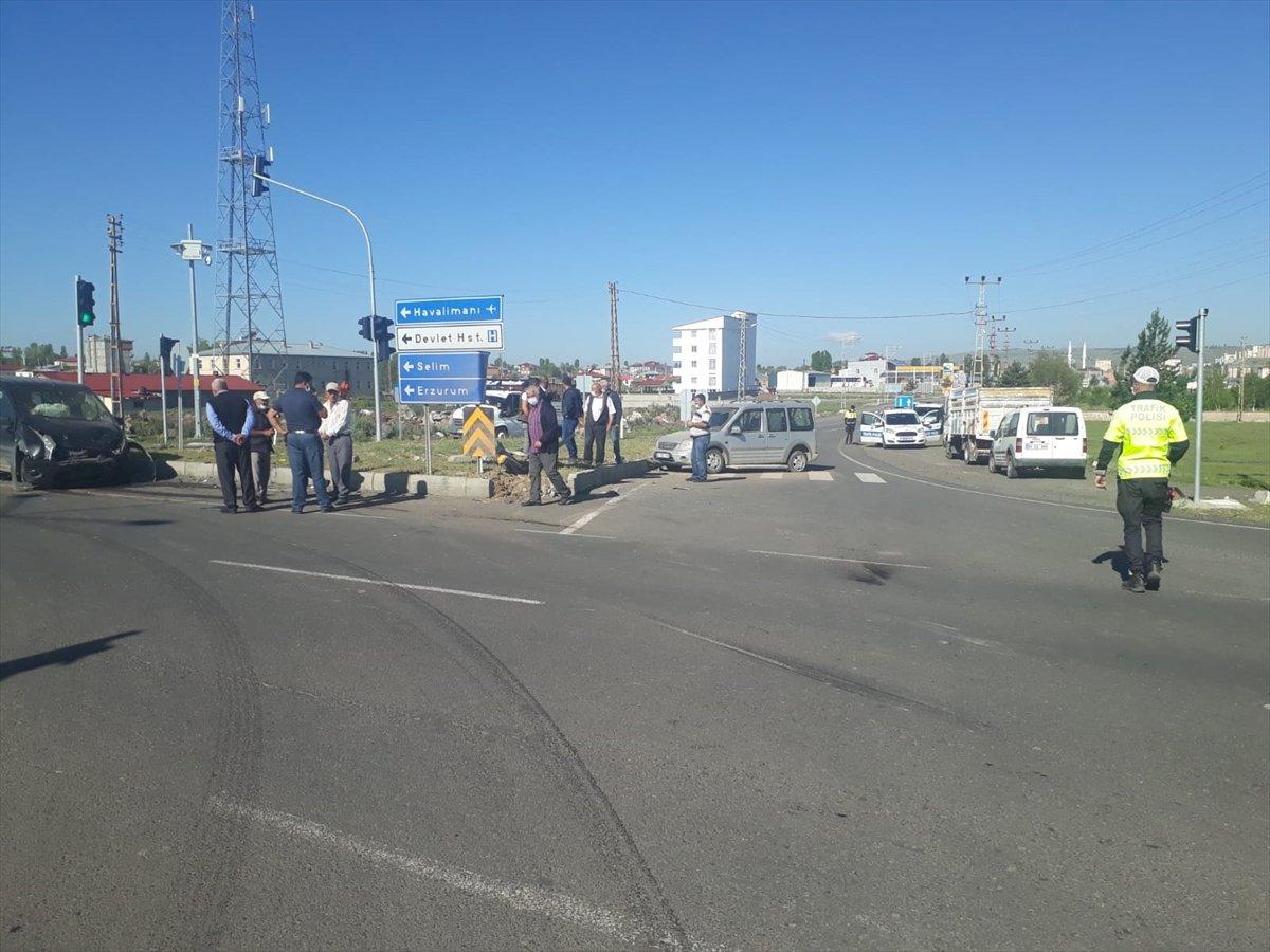 Kars'ta otomobil kazası: 1 aylık bebek öldü, 6 yaralı