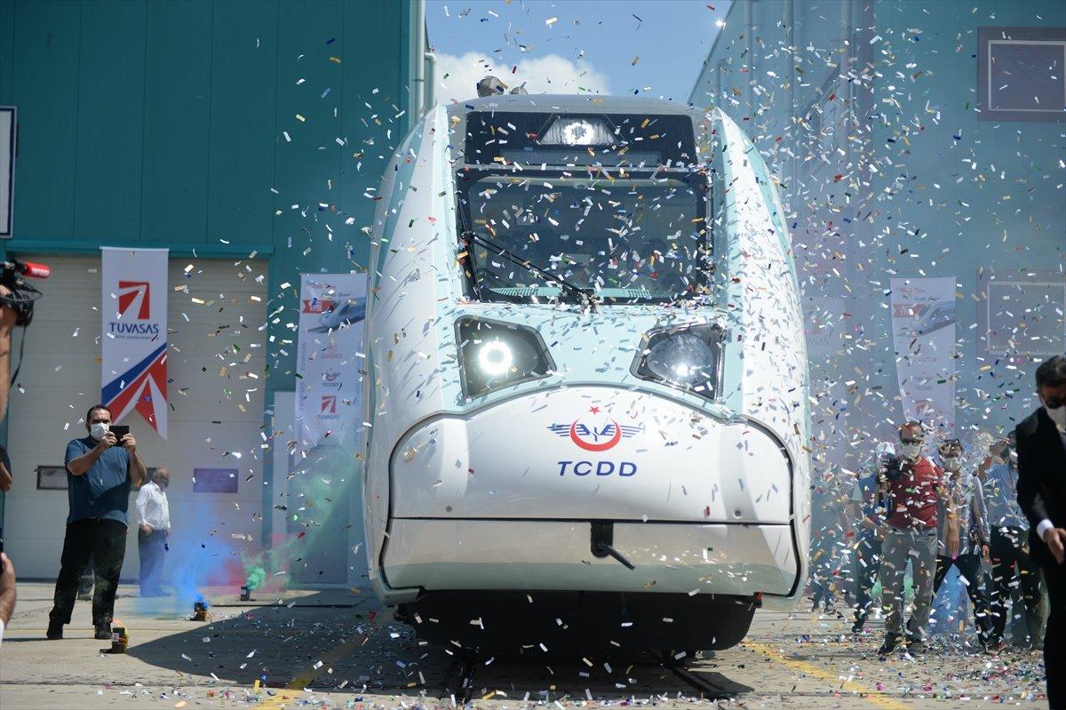 Milli elektrikli trenin testleri Sakarya'da başladı