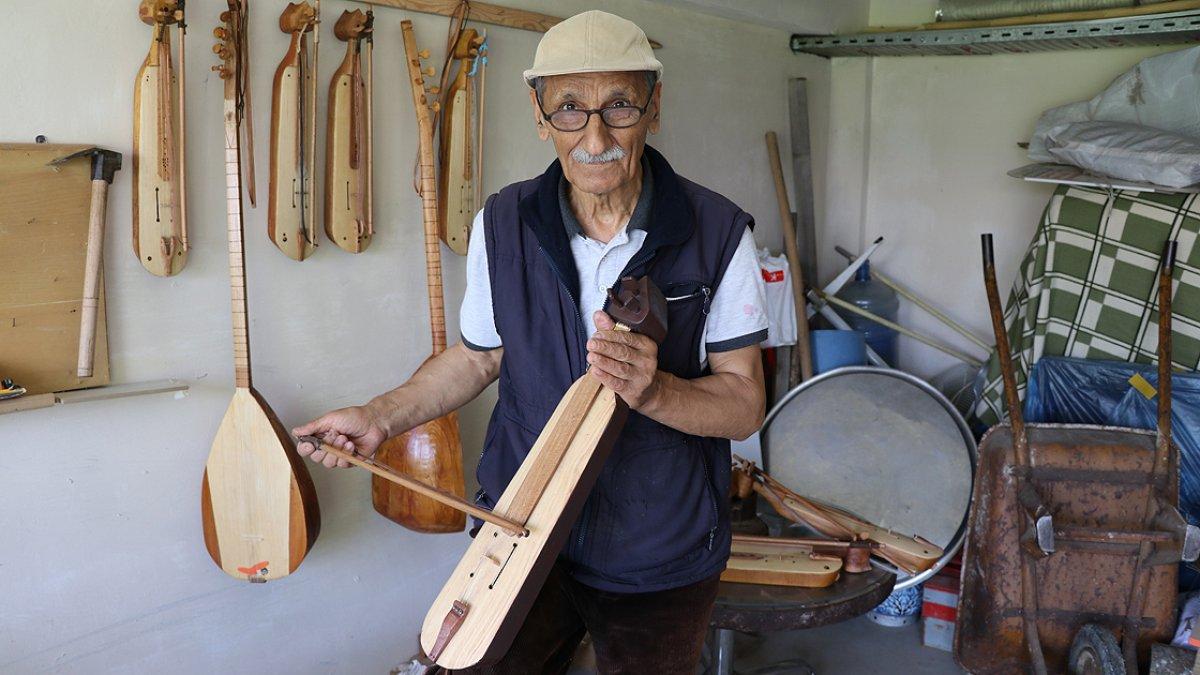 Bolulu emekli öğretmen kemençe ve saz yapıyor