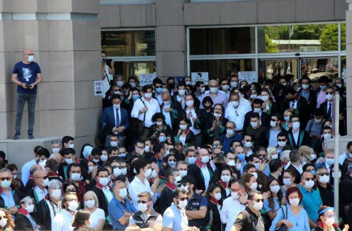 İstanbul Adalet Sarayı önünde avukatların eylemi